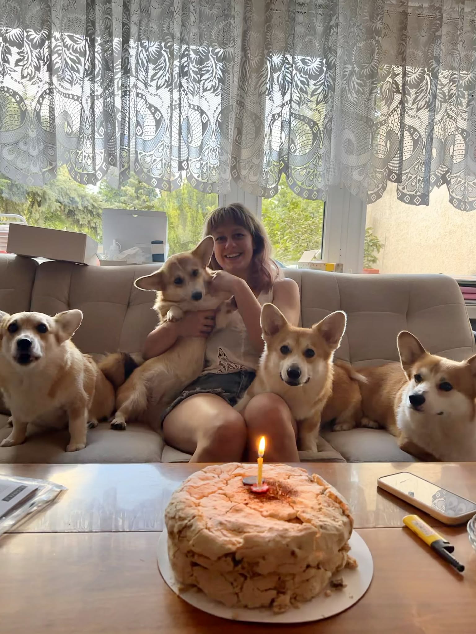 Weronika z Corgi podczas codziennej opieki